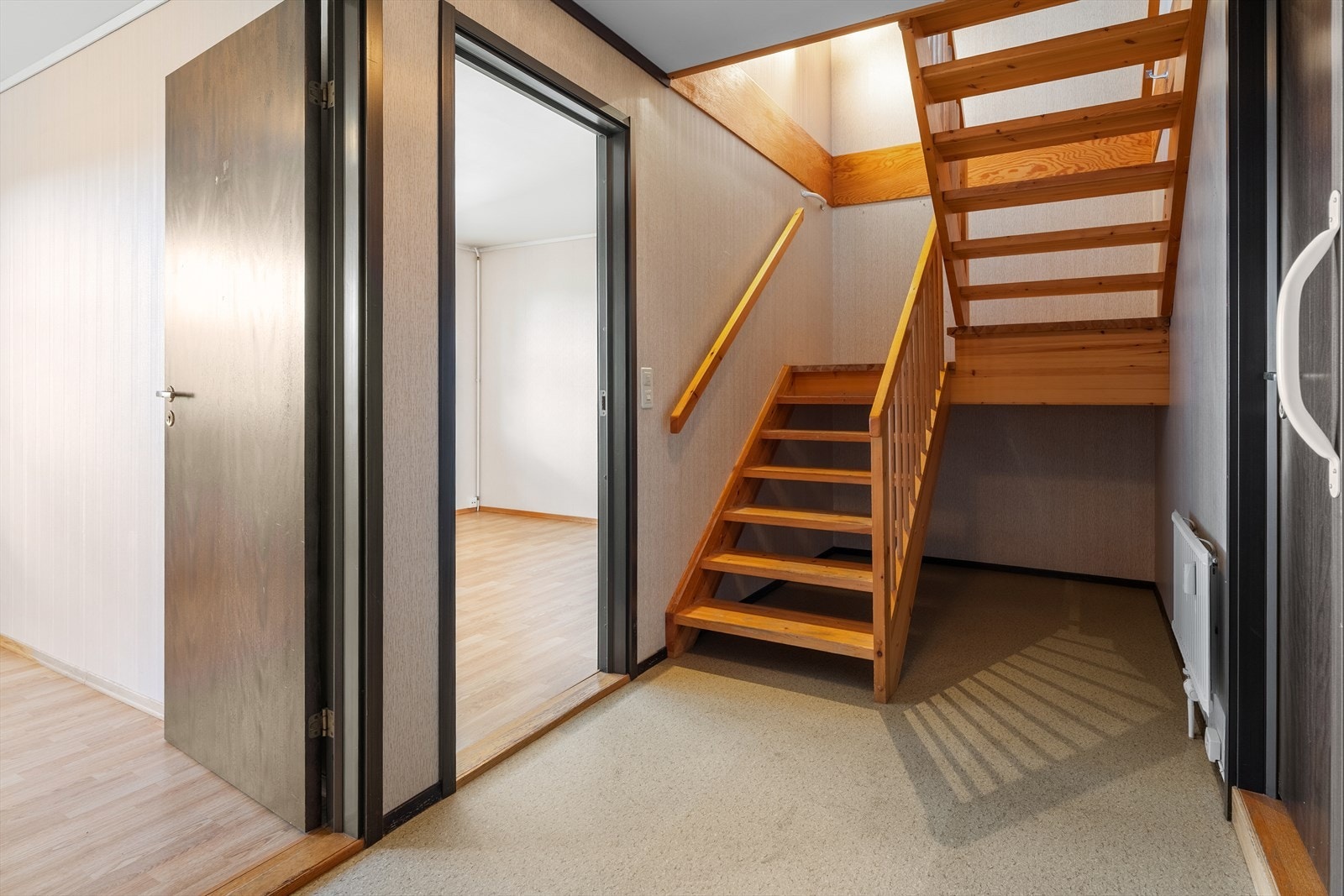 Fra stuen fører trappen dere ned til underetasjen. Trappen er i tre med lakkerte trinn, vanger og håndløper. Galleribilde