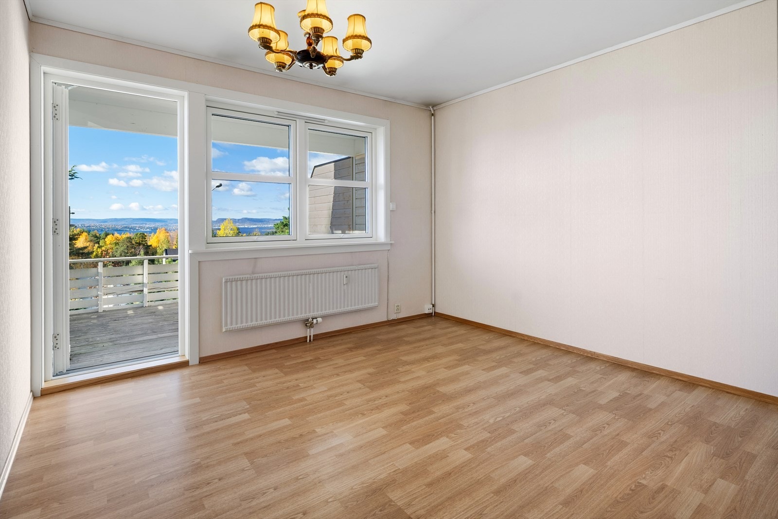 Hovedsoverommet har direkte utgang til en markterrasse på ca. 15 m². Rommet er av god størrelse med plass til dobbeltseng og garderobeløsning. Galleribilde