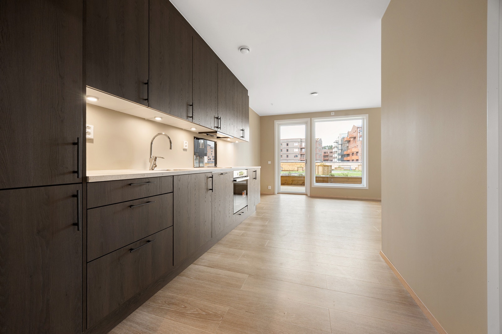 Flott kjøkken med integrerte hvitevarer Galleribilde