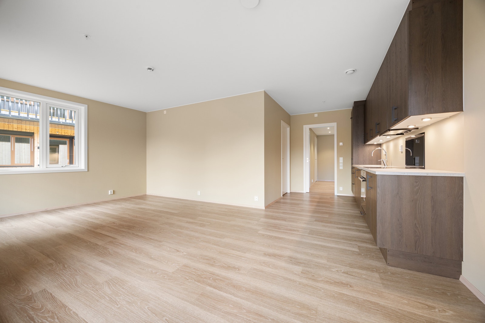 Romslig stue hvor det er plass til sofa og spisebord Galleribilde