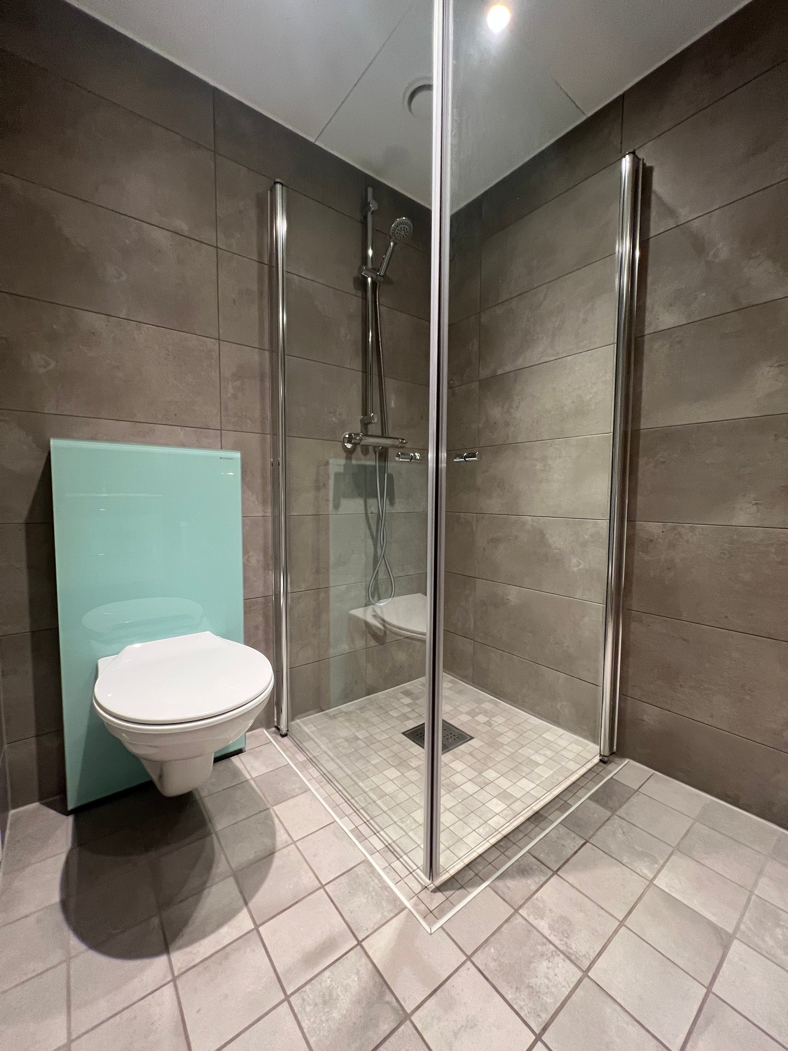 Moderne bad med opplegg for vaskemaskin og tørketrommel. Galleribilde