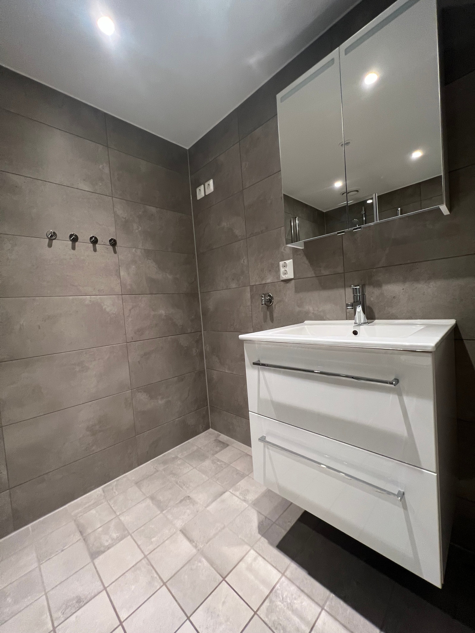 Moderne bad med opplegg for vaskemaskin og tørketrommel. Galleribilde