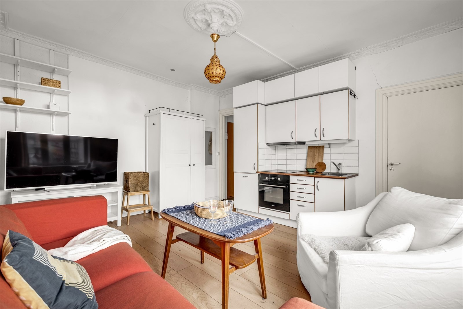 Åpen stue/kjøkkenløsning gir boligen en innbydende og sosial atmosfære. Galleribilde