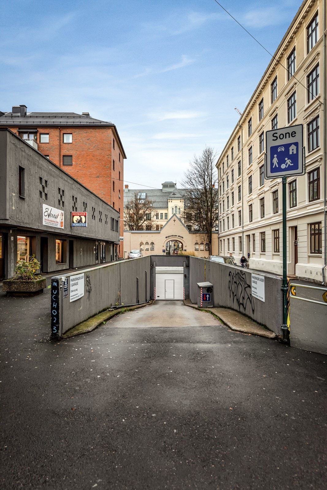 Boligen har mulighet til å kjøpe parkeringsplass (kontakt megler for ytterligere detaljer). Galleribilde