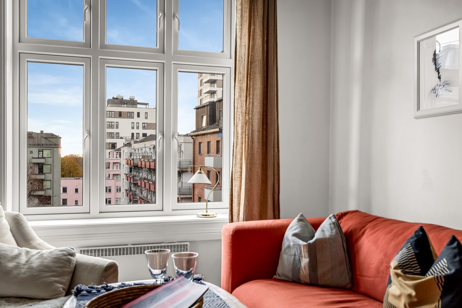 Boligen ligger supert sentralt og attraktivt til på Majorstuen med kort vei til alt du trenger av servicetilbud, restauranter og kollektivtransport. Galleribilde