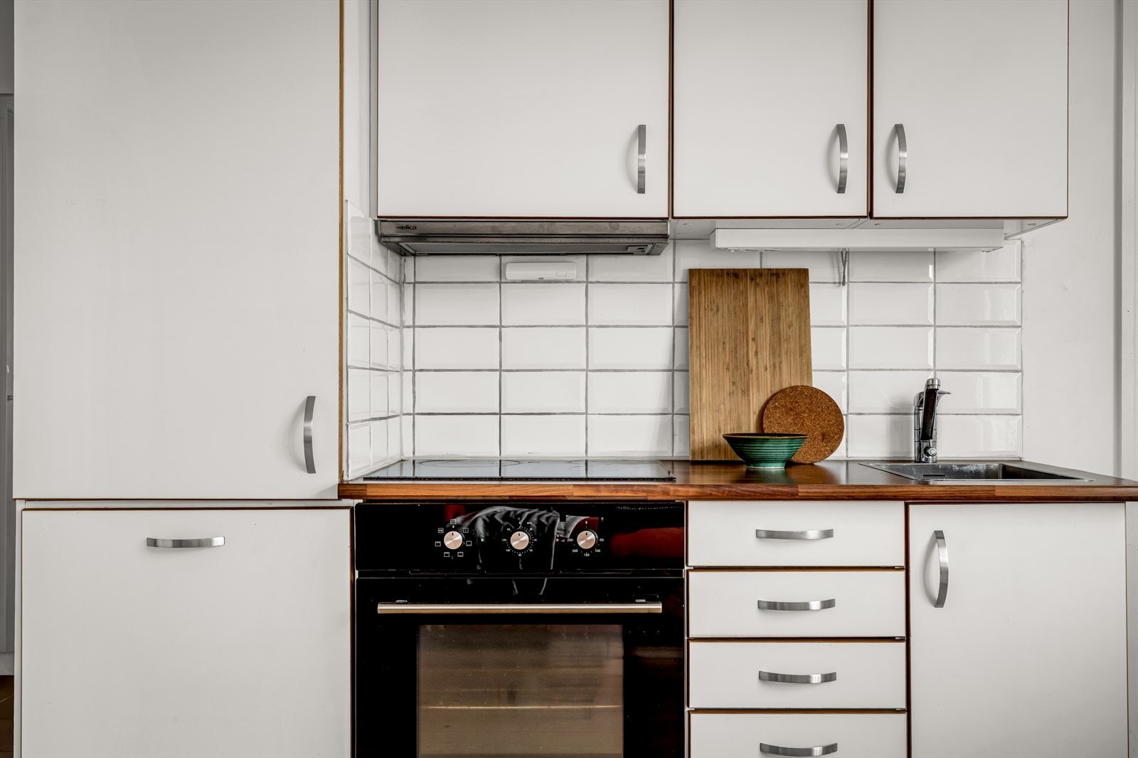 Platetopp. stekeovn, oppvaskmaskin og kjøleskap er integrert i innredningen. Galleribilde