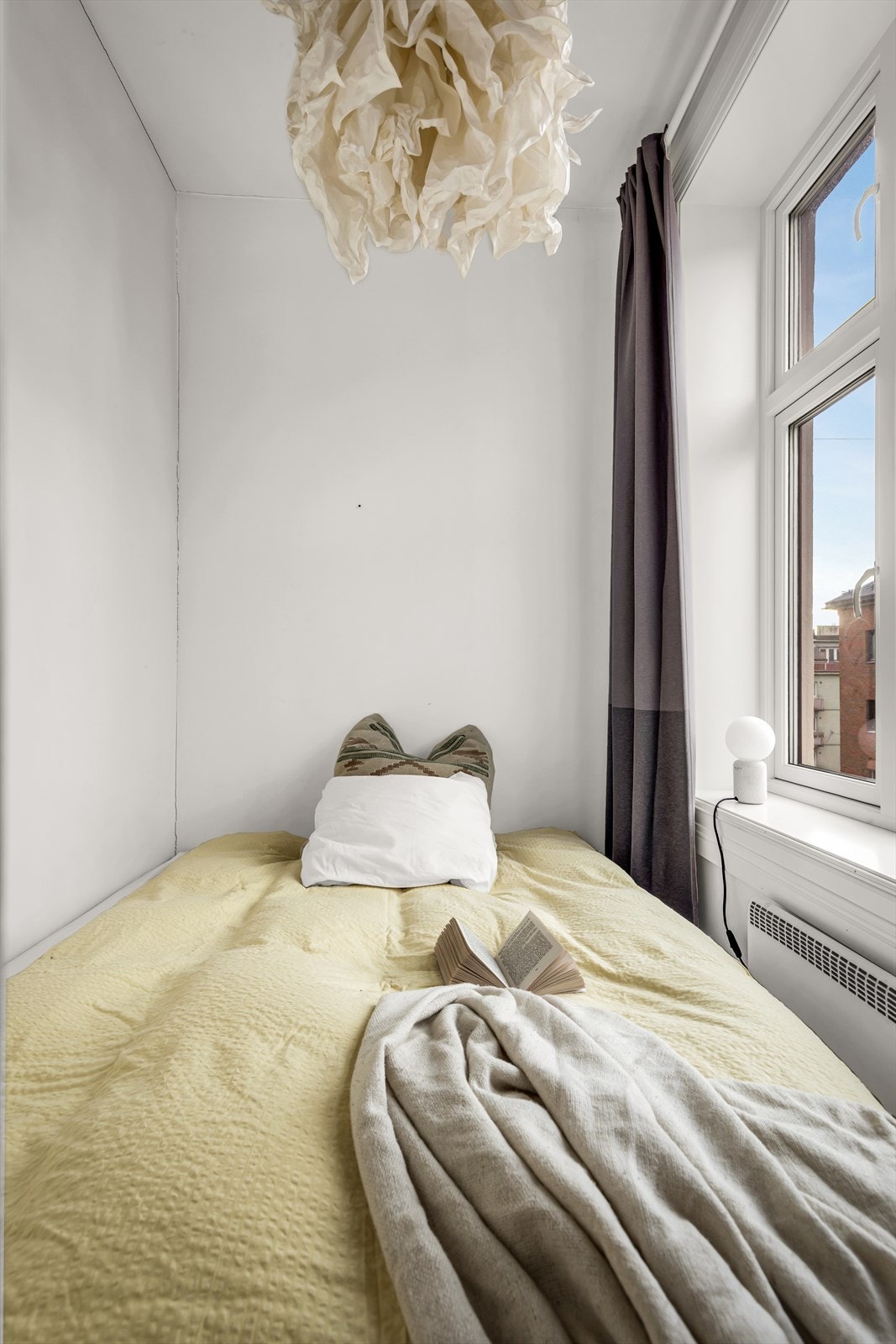 Flott alkove med egen dør og praktisk vindu med dyp karm kan enkelt benyttes som nattbord. Galleribilde