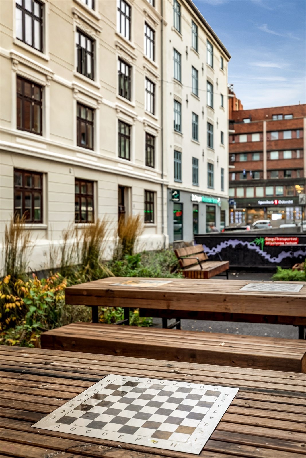 Foran bygget er det hyggelig beplanting og sittegrupper. Galleribilde