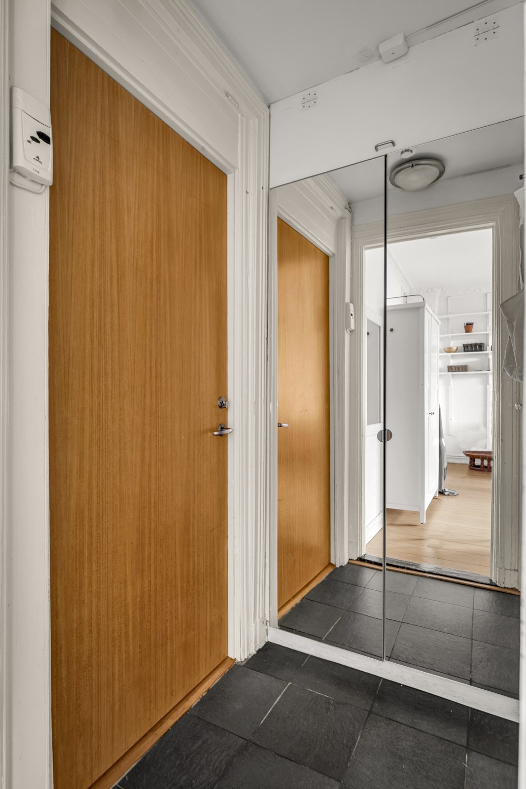 Entréen er utstyrt ned god lagringsplass og dørcallingssystem som gjør det enkelt å slippe inn gjester fra gataplan. Galleribilde