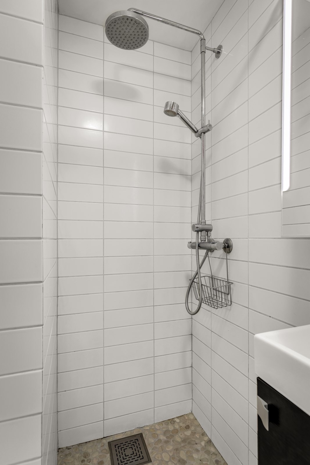 Regnfallsdusj og varmekabler i gulvet for ekstra komfort. Galleribilde