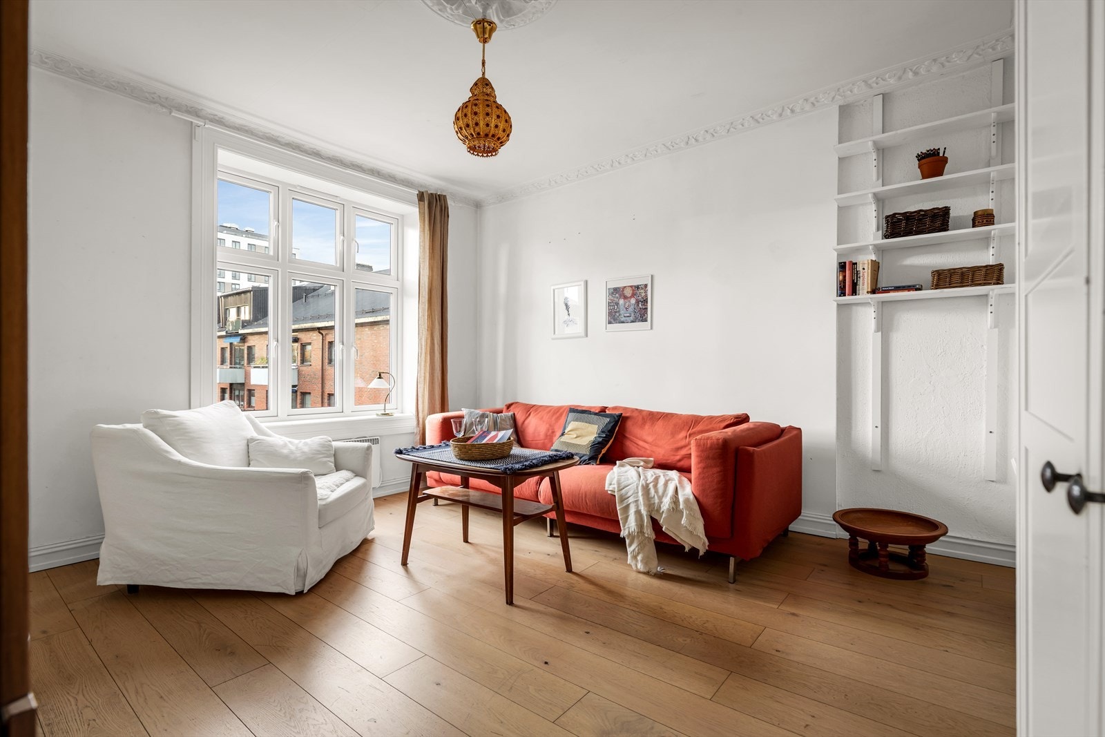 Store vindusflater gir rikelig med naturlig lys. Galleribilde