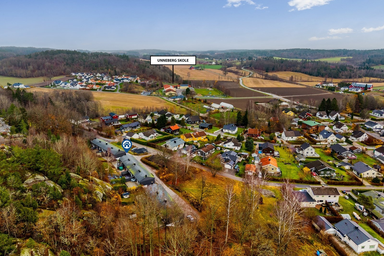 Rekkehuset ligger landlig, solrikt og sentralt til i et veletablert og meget barnevennlig boligområde på Unneberg. Galleribilde