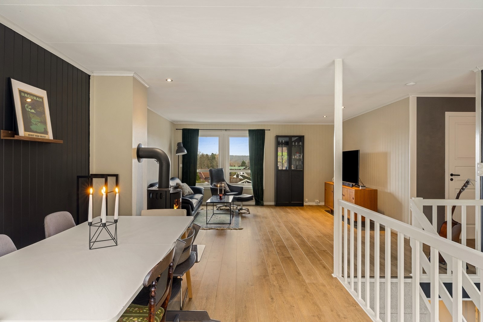 Stuen har store vindusflater som gir rikelig med naturlig lys og god romfølelse Galleribilde