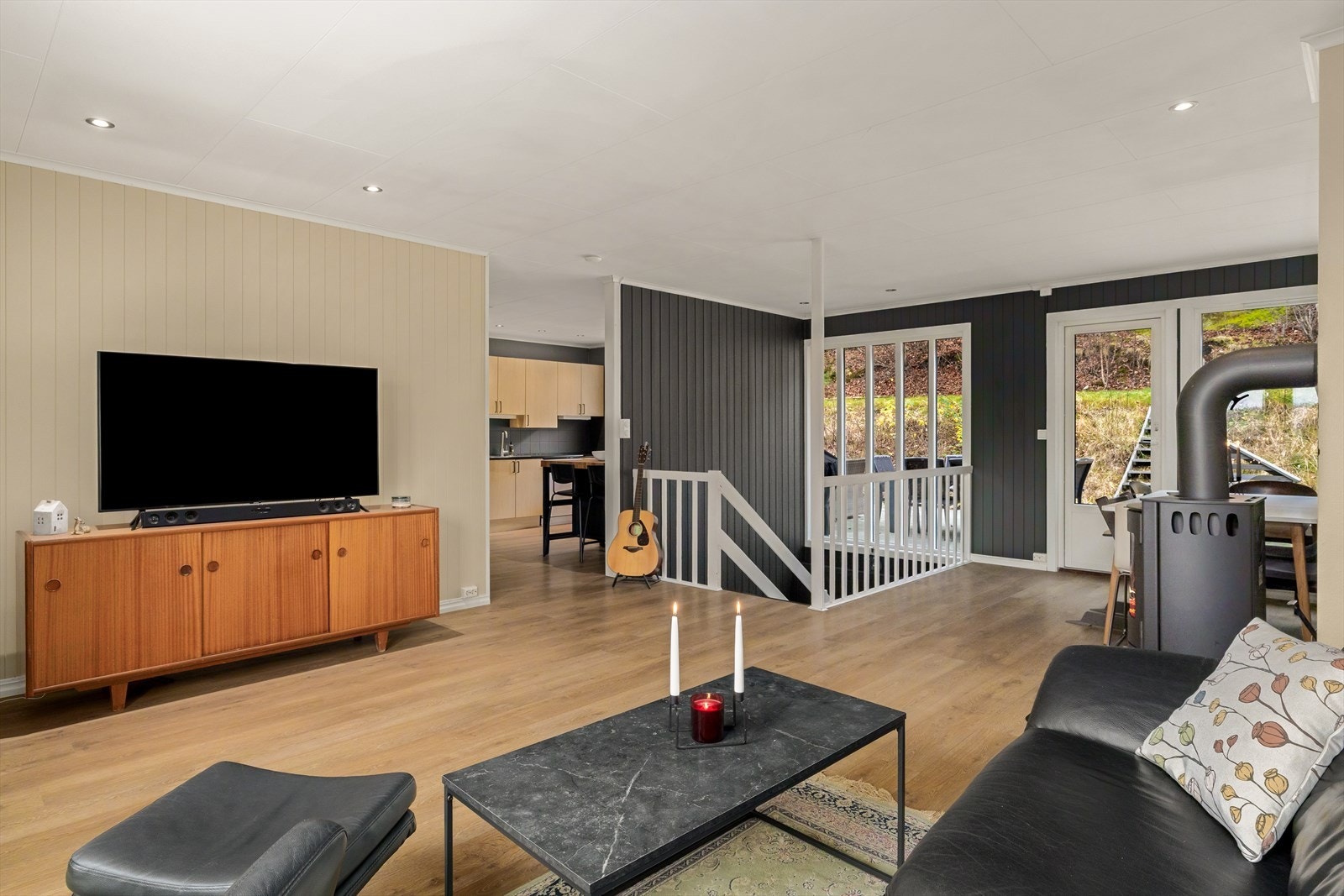 Stuen har store vindusflater som gir rikelig med naturlig lys og god romfølelse Galleribilde