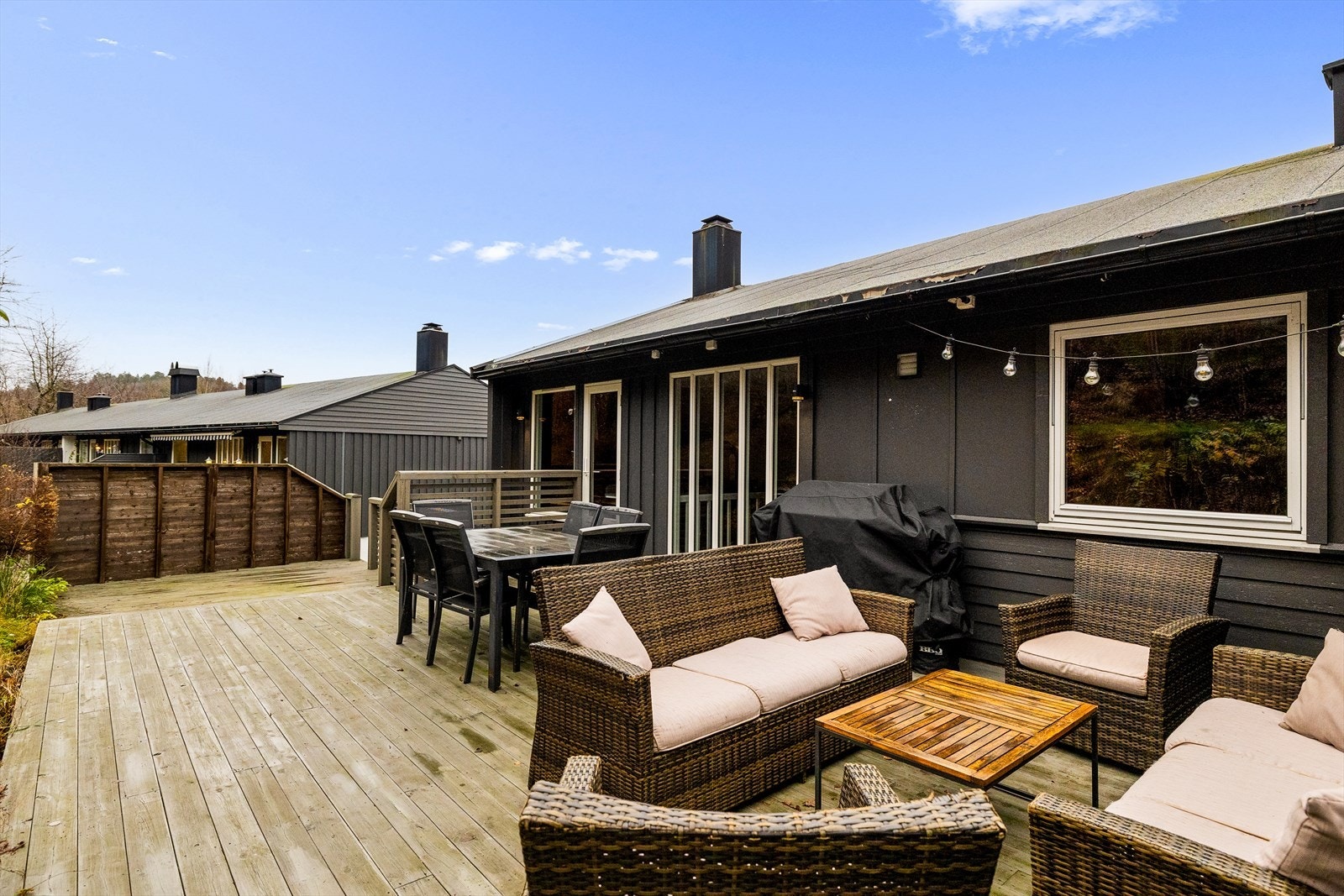 Boligen har en skjermet og fin uteplass, med stor markterrasse. Galleribilde