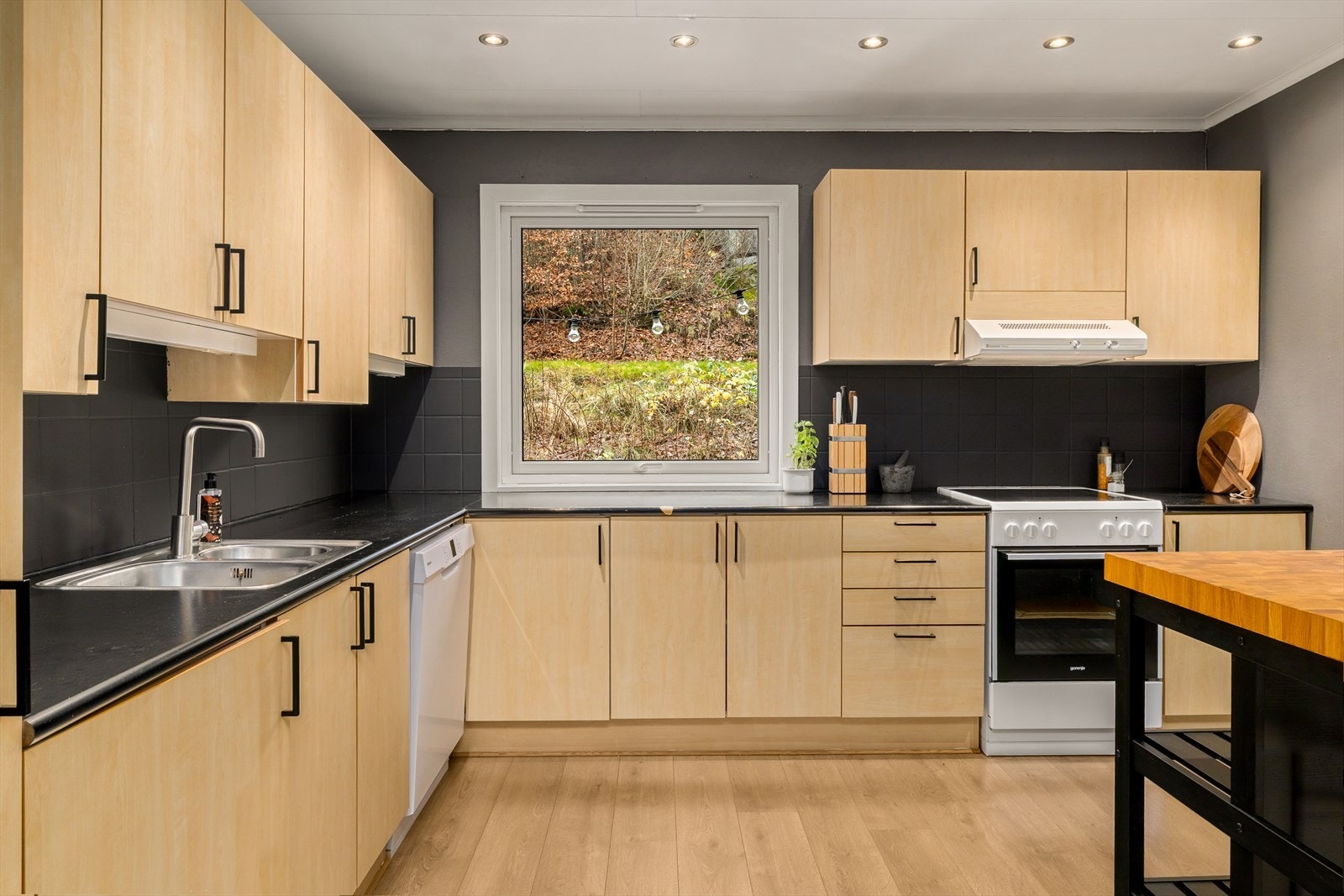 Romslig kjøkken med god skapplass og gode arbeidsflater, samt plass til spisebord. Galleribilde