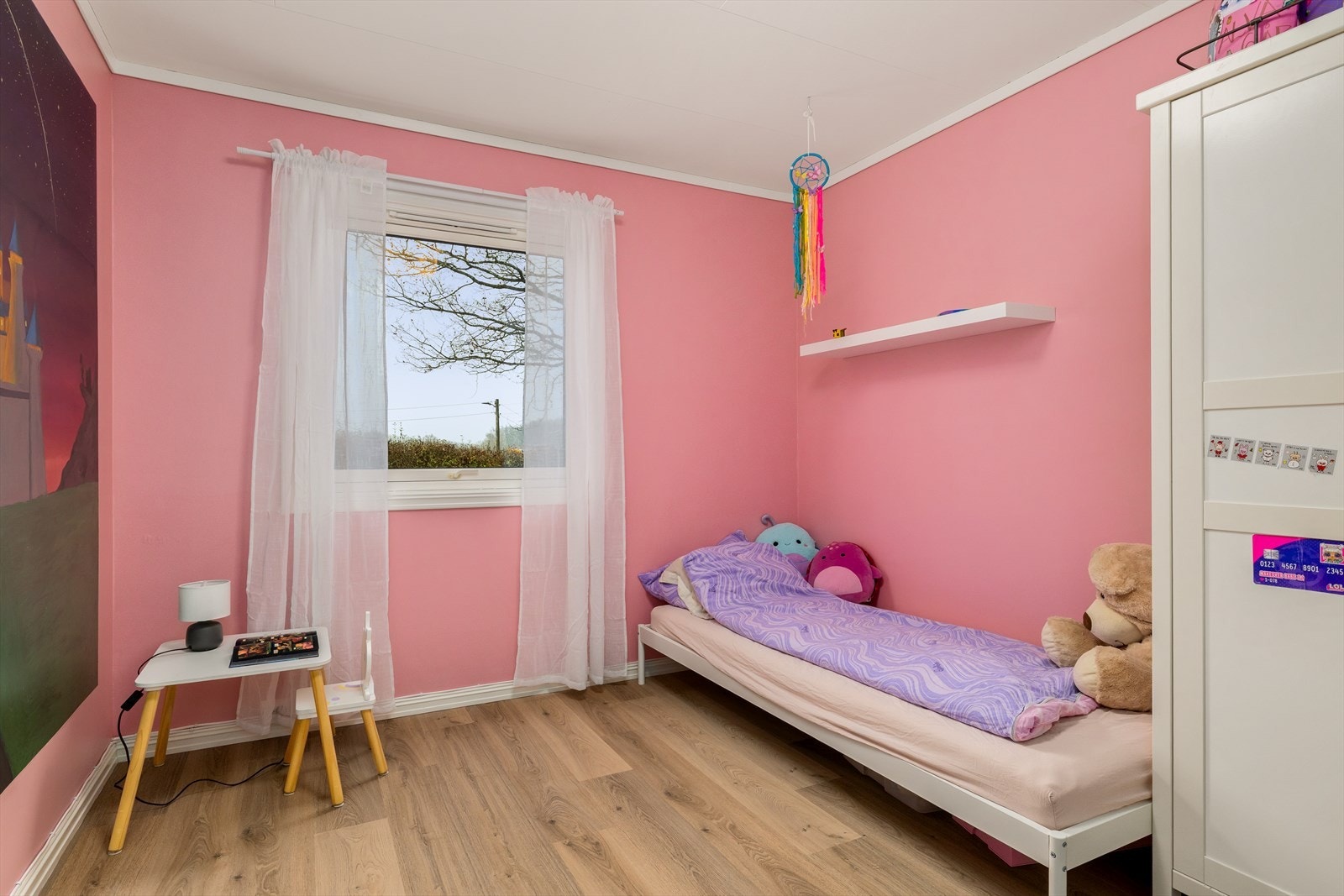 Boligen er innredet med 2 romslige soverom i 1.etasje. Galleribilde