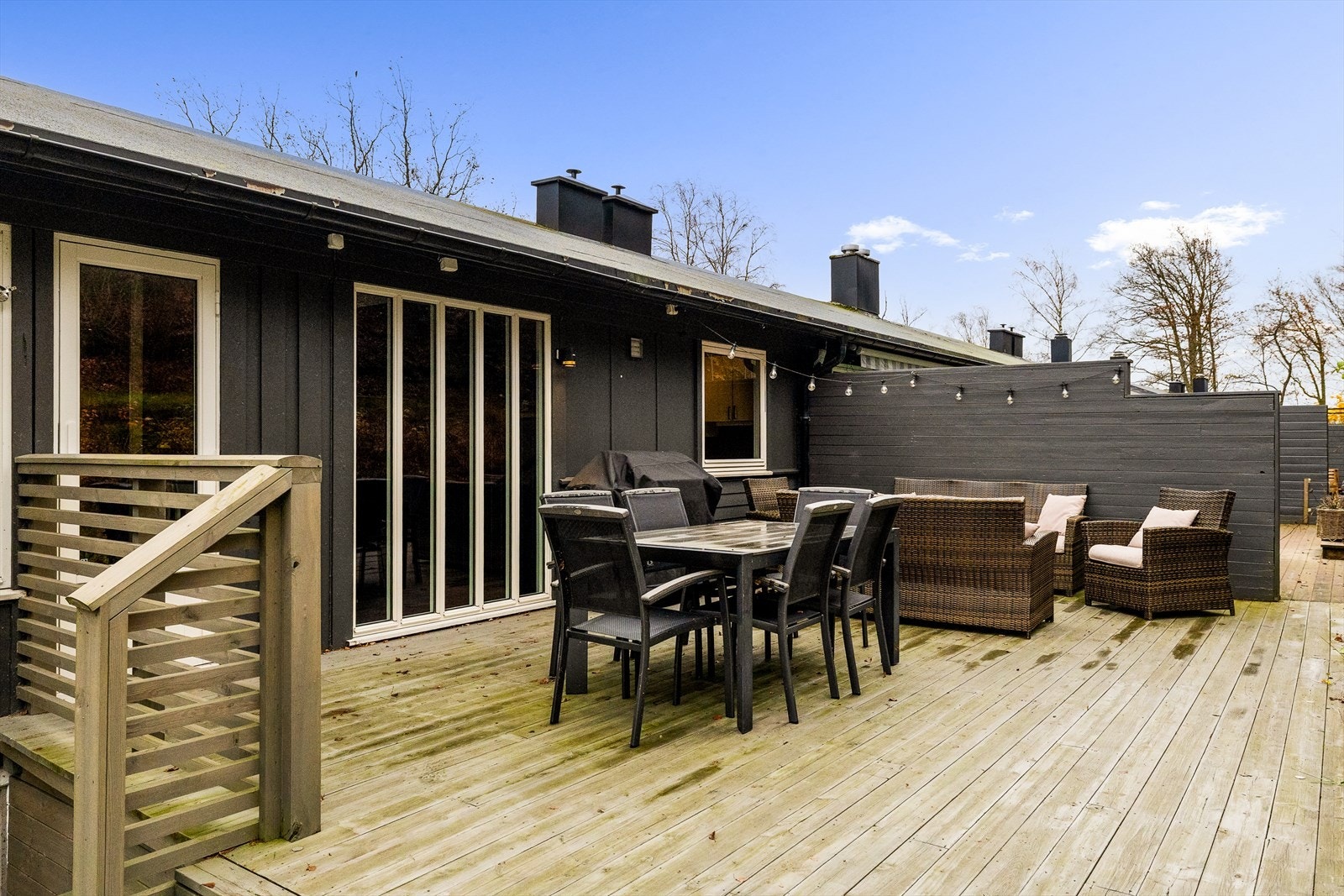 Nyere terrasser i treverk med terrassebord ca 60 kvm. Øvre del bygget 2016 og nedre del 2017. Galleribilde