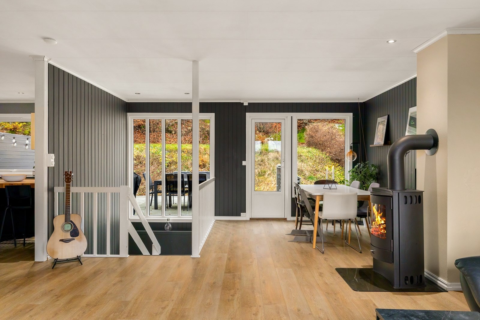 Det er god plass til sofaavdeling og spisebord. Galleribilde