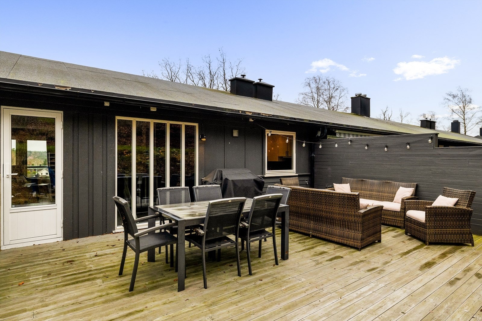 Boligen har en skjermet og fin uteplass, med stor markterrasse. Galleribilde