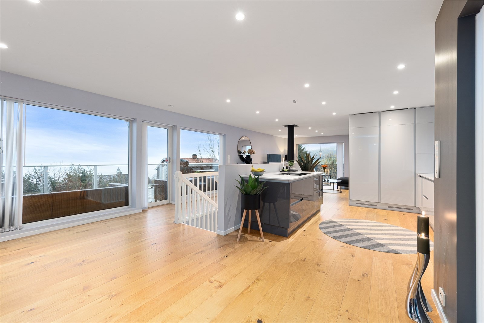 Flotte detaljer med utstrakt bruk av downlights i tak. Galleribilde