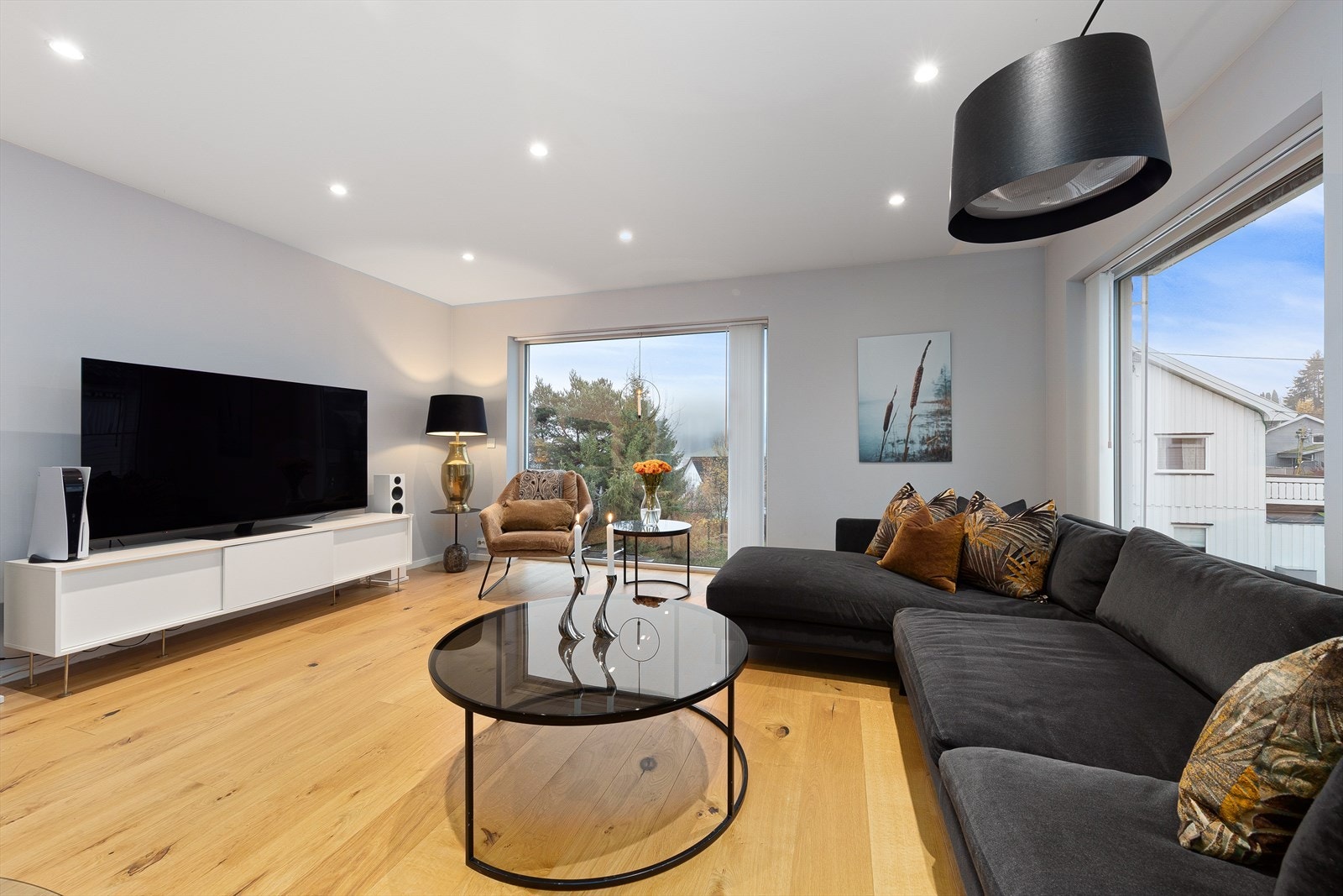 Sofakroken finner fort sin naturlige plass i rommet, og tv-en kan med fordel plasseres mot/på vegg. Galleribilde