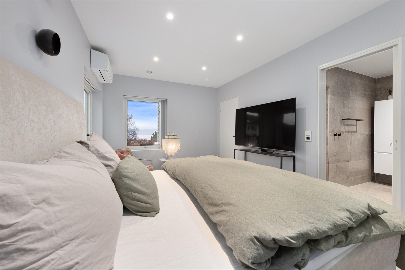 Fra hovedsoverommet er det også direkte inngang til bad. Galleribilde