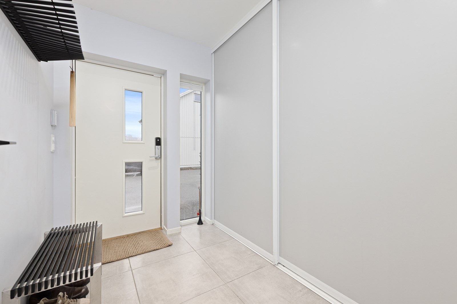 Velkommen inn! Lys og hyggelig entré med praktisk innebygget skyvedørsgarderobe. Galleribilde