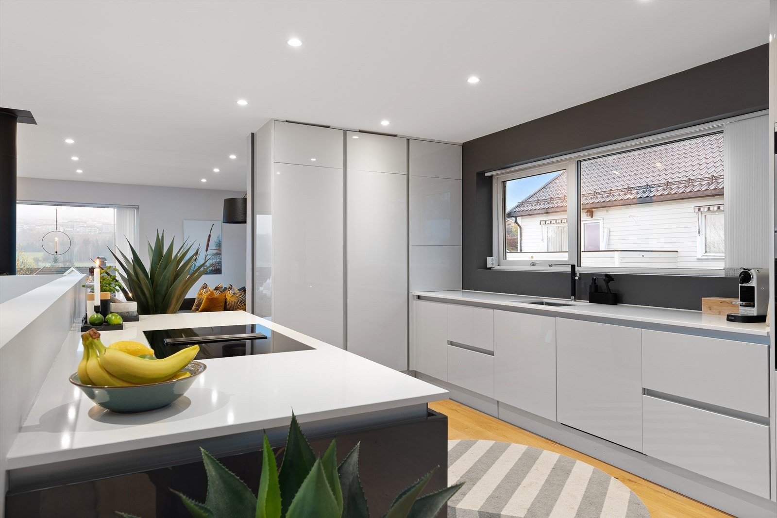 Kokken i familien får svært gode arbeidsforhold på dette lekre kjøkkenet. Galleribilde