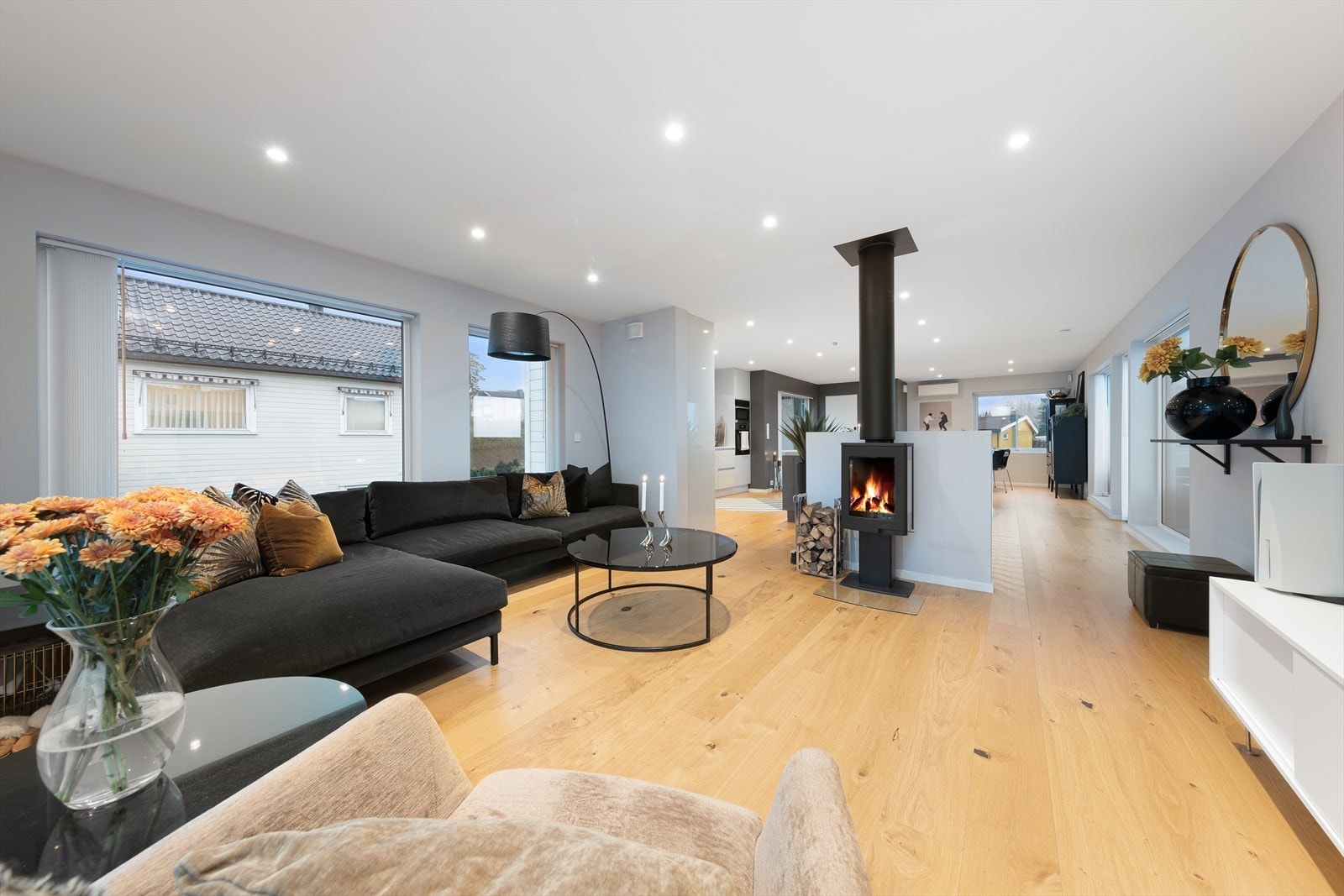 Den flotte peisovnen bidrar til å varme opp både rom og stemning. Galleribilde