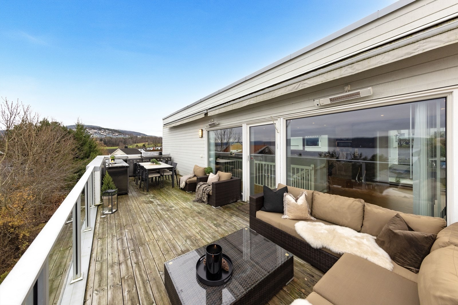 Fra stuen er det videre utgang til en stor terrasse med markiser og varmelamper. Galleribilde