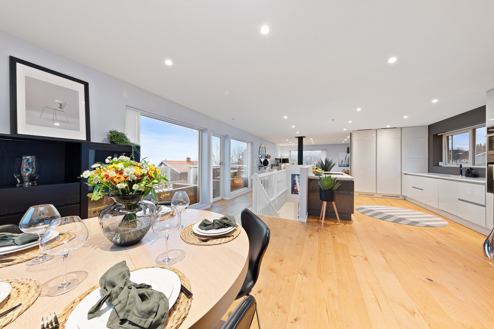 Svært luftig og åpen løsning mellom stue/spisestue og kjøkken. Galleribilde