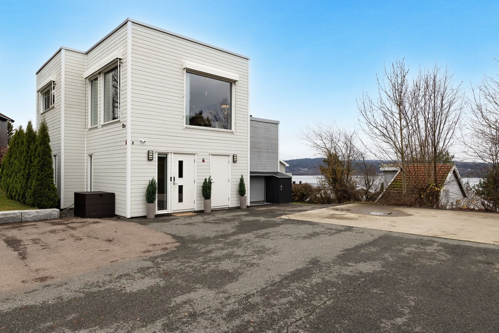 Stor asfaltert gårdsplass med gode parkeringsforhold. Det er også støpt fundament for oppføring av garasje. Galleribilde