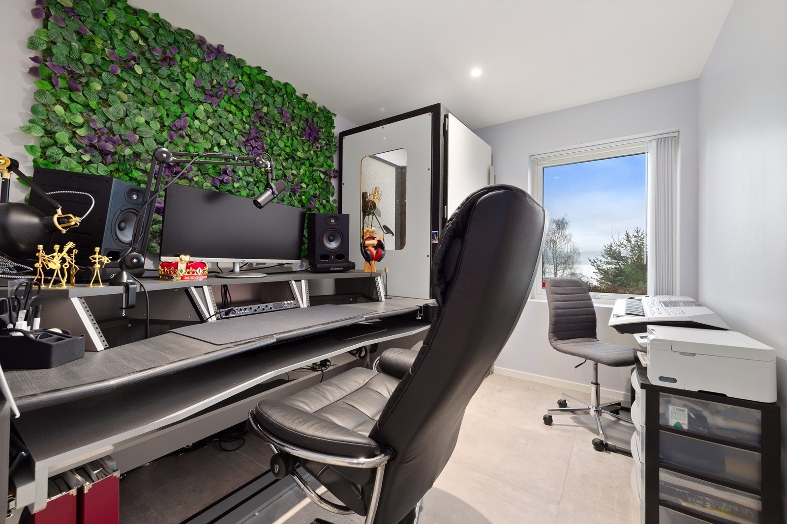 Soverom 3 benyttes i dag som kontor. Dette passer utmerket som barnerom. Galleribilde