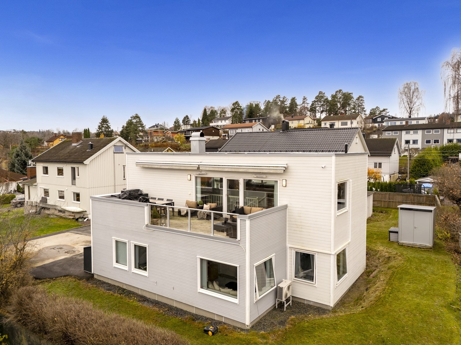 Eiendommen har også en flott liten hage hvor både store, små og firbeinte kan utfolde seg. Galleribilde