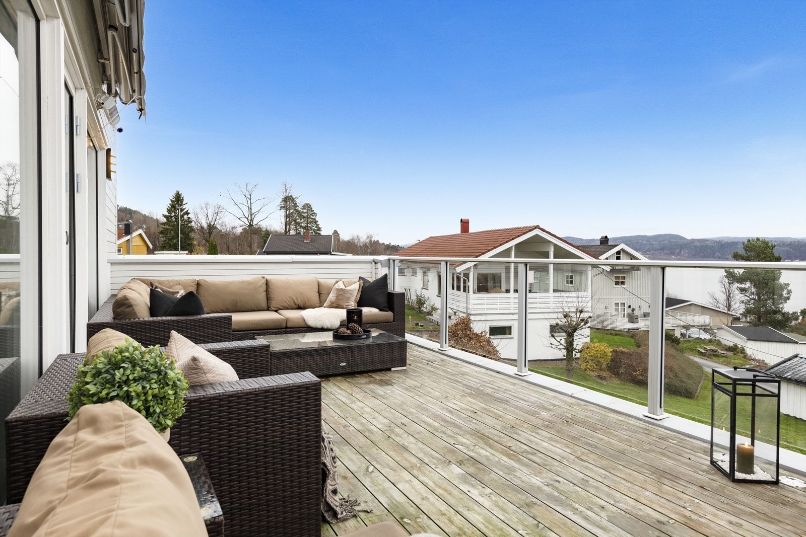 Eiendommen har svært gode solforhold og magisk utsikt mot Drammensfjorden. Galleribilde