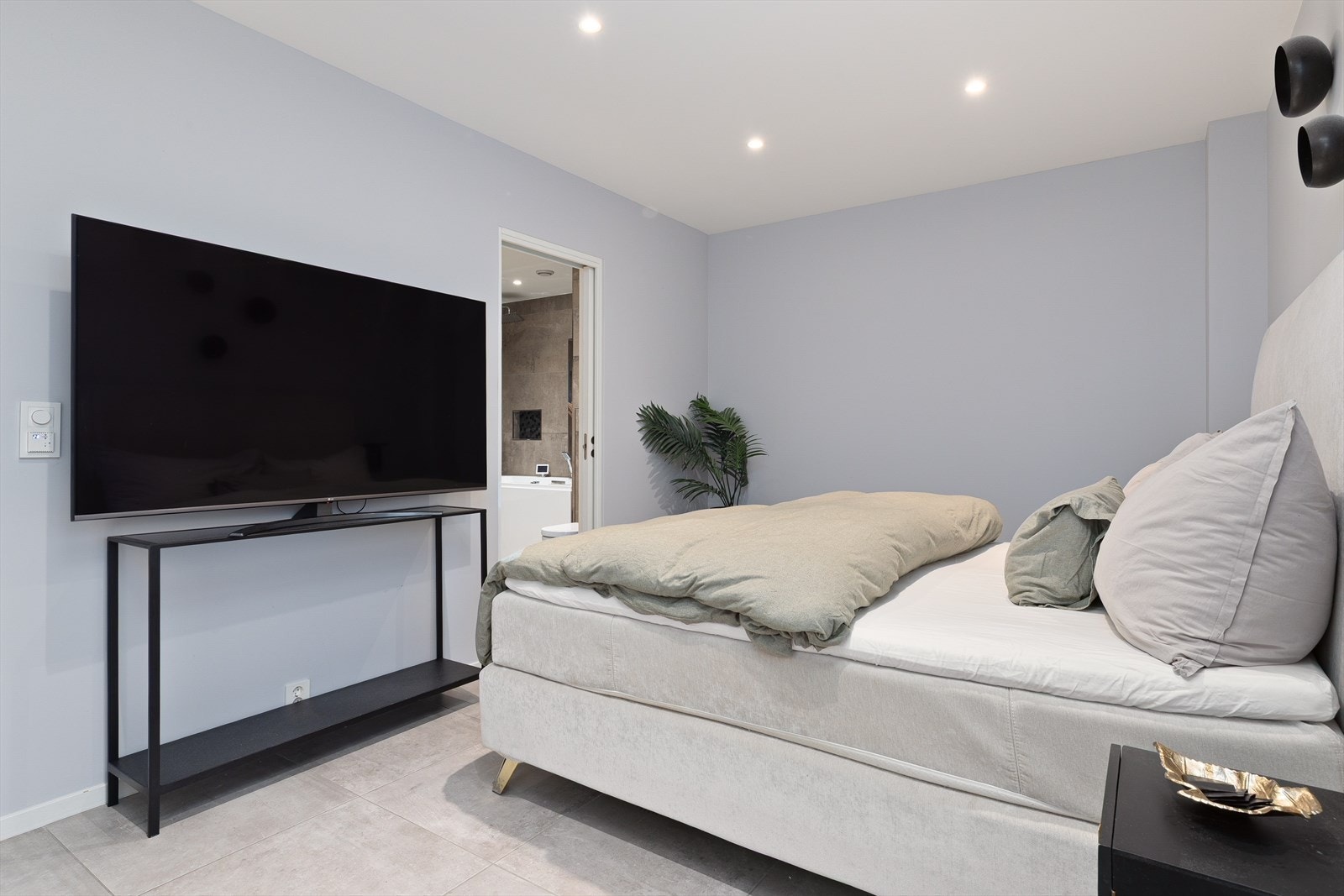 Her er det god plass for dobbeltseng, nattbord og garderobeløsninger. Galleribilde