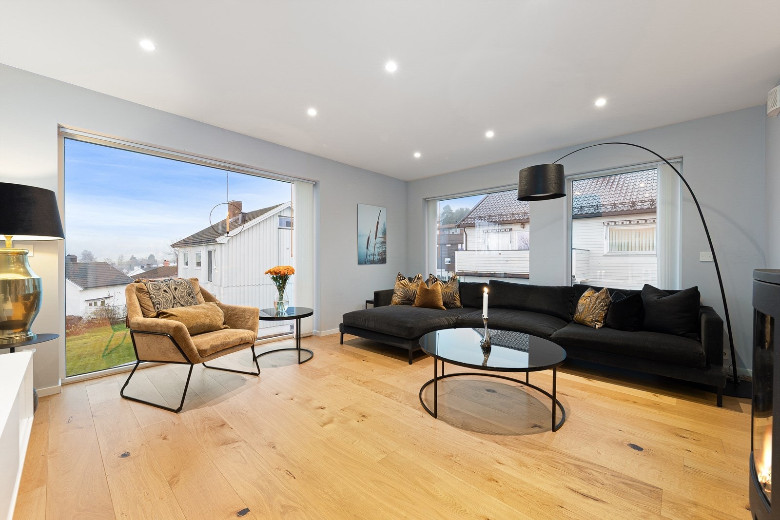 Gode vindusflater sørger for at rommet får rikelig med naturlig lys. Galleribilde