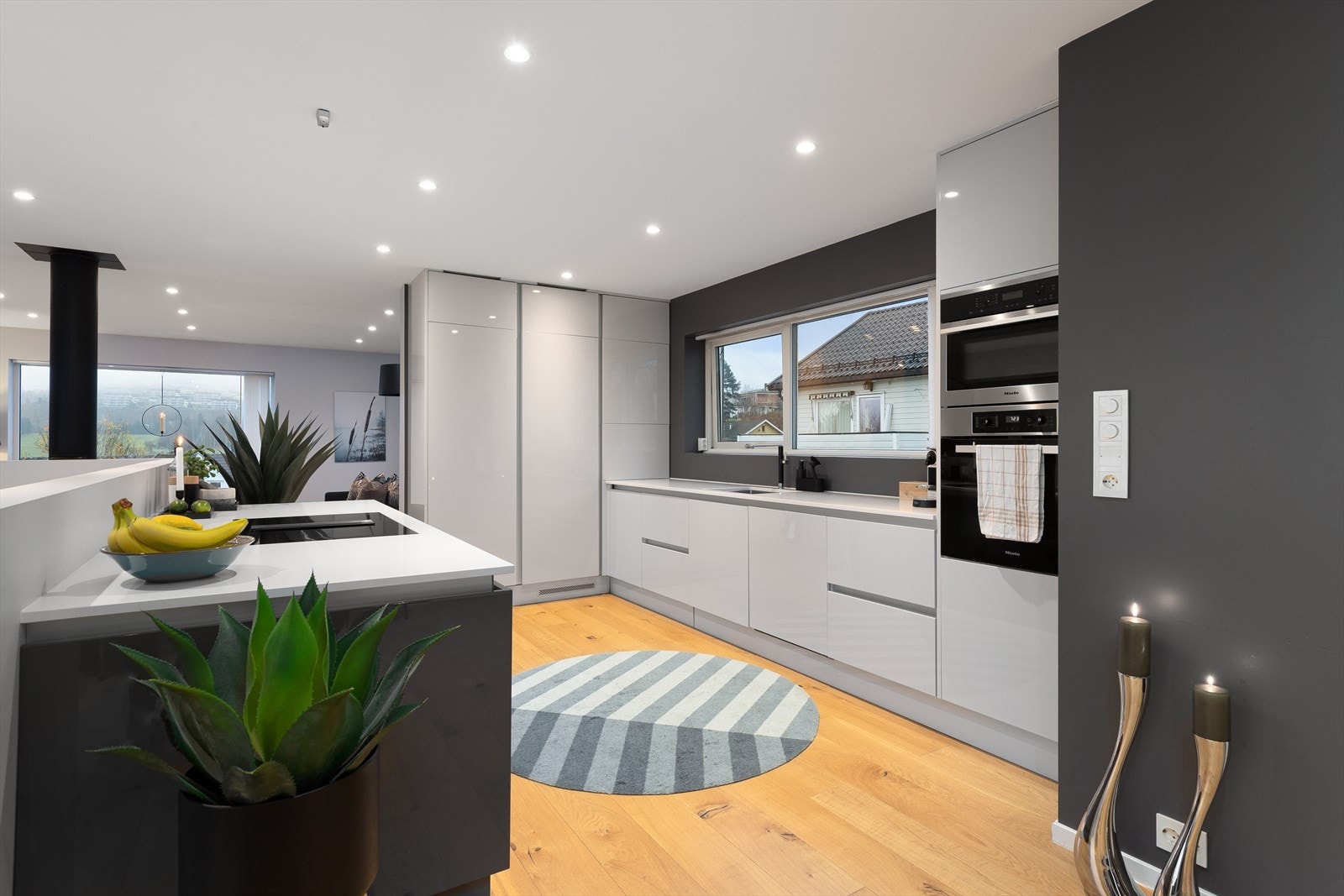 Her har en alt en måtte trenge av både skap-, skuff- og benkeplass. Galleribilde