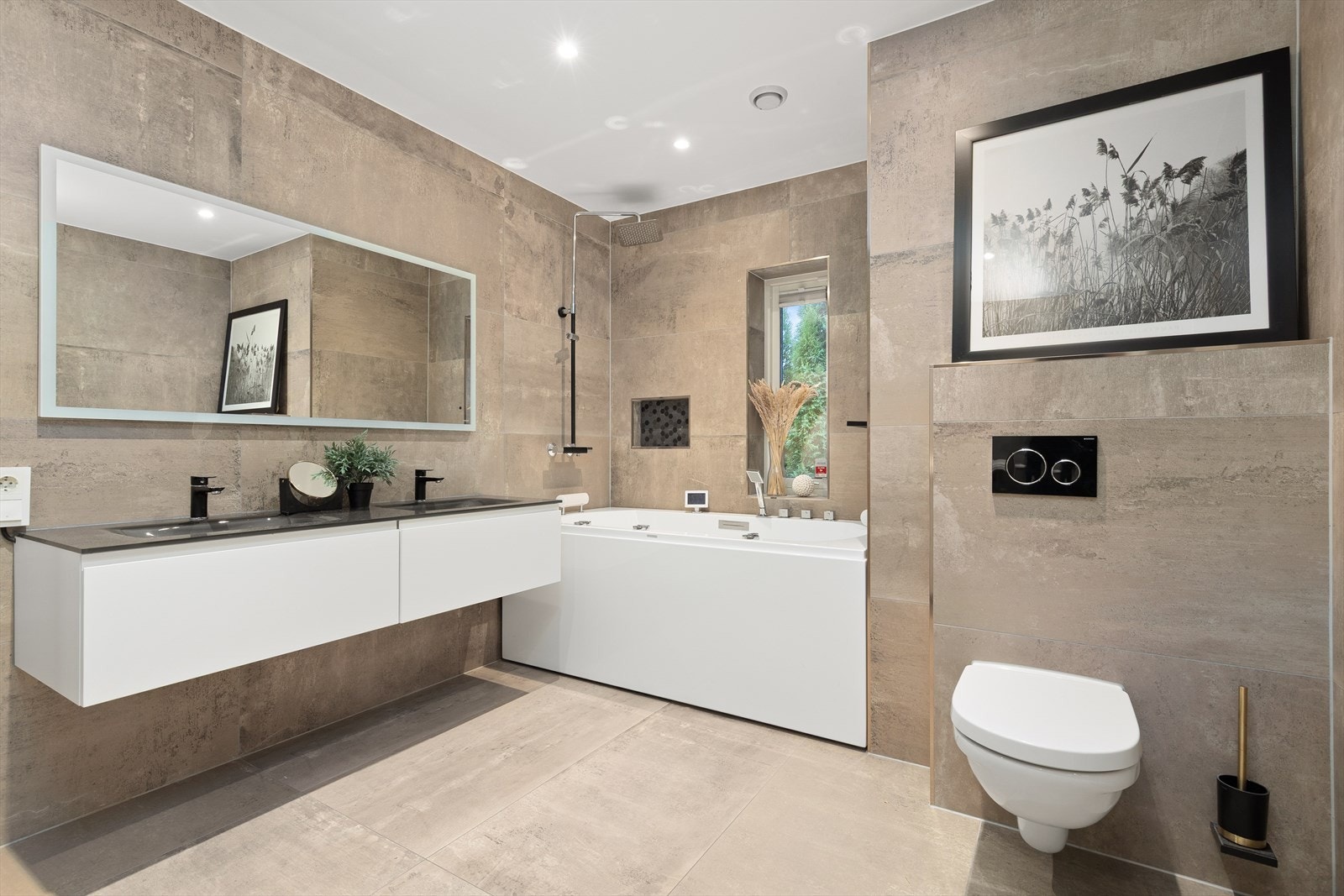 Lekkert og svært delikat flislagt bad med behagelige varmekabler i gulv. Adkomst via gang og hovedsoverom. Galleribilde