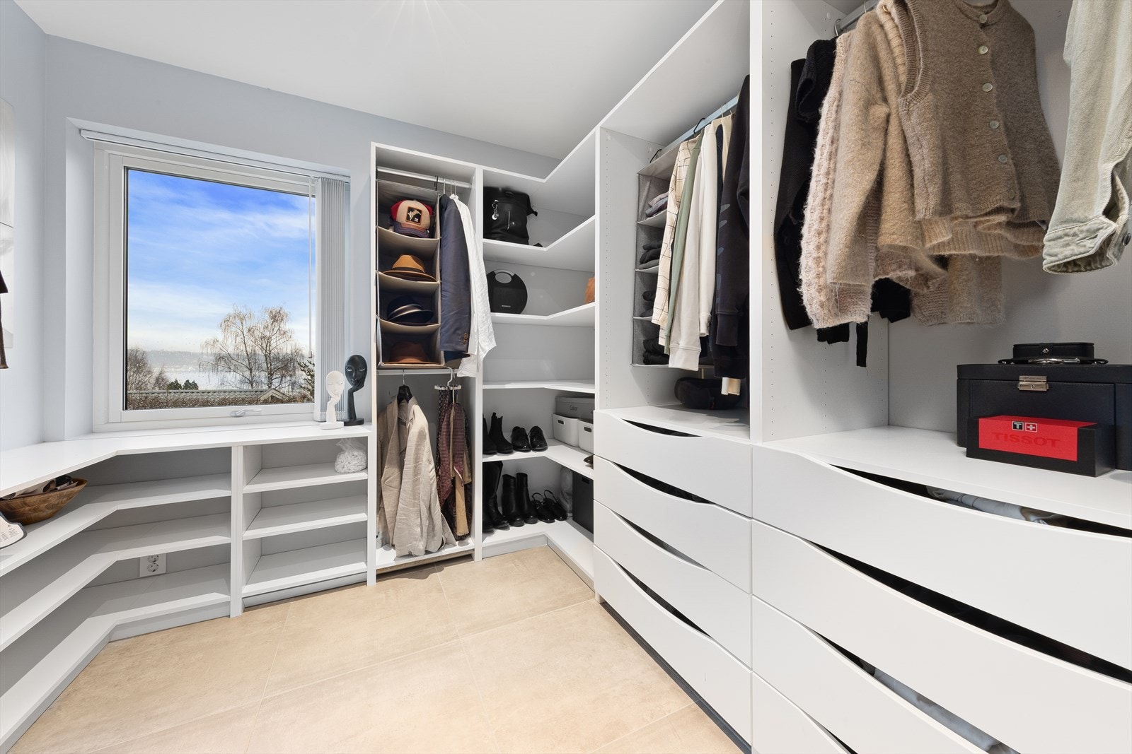 Soverom 4 blir i dag benyttet som walk-in garderobe. Her er det etablert smarte systemer og løsninger. Galleribilde