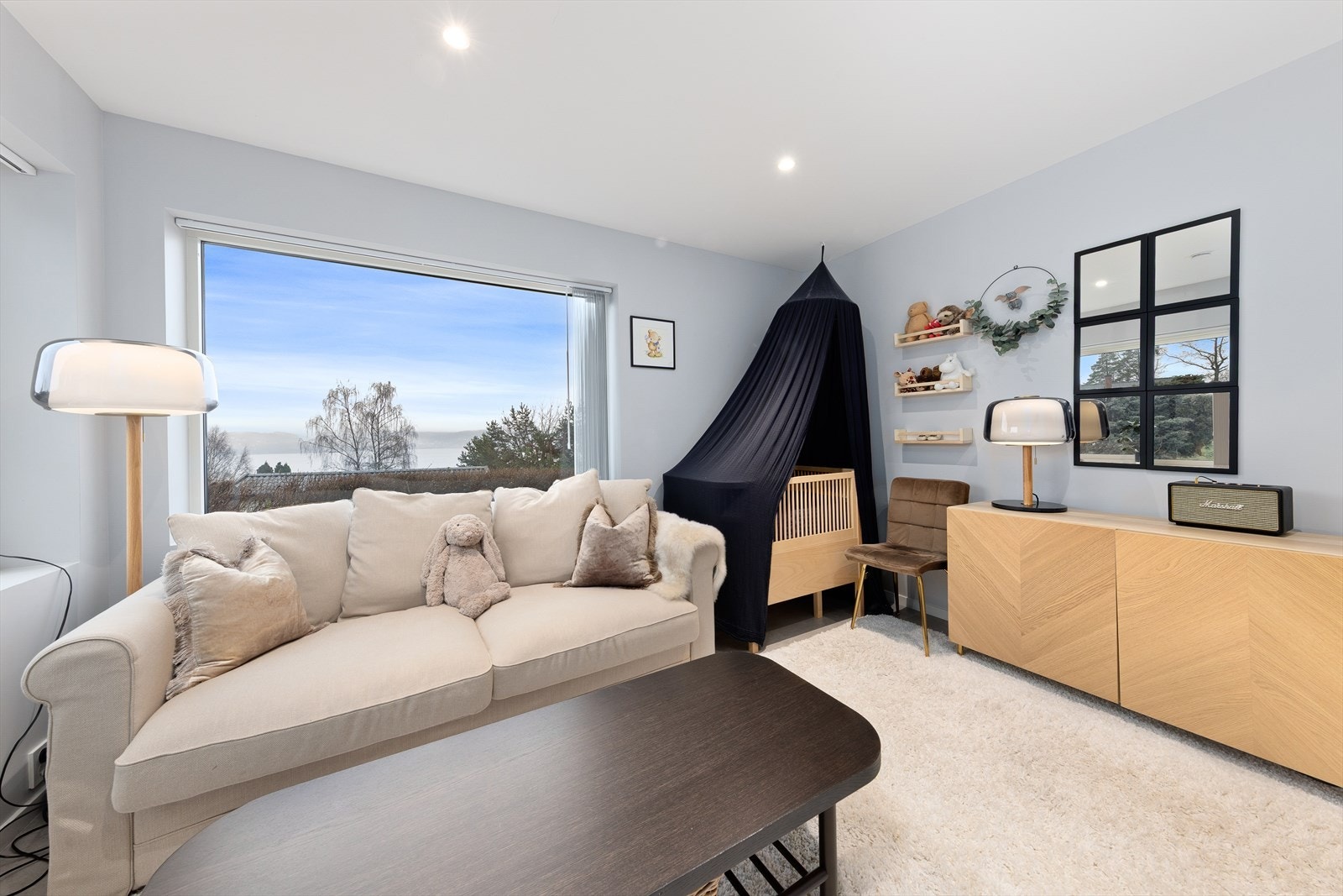 Rikelig med plass for dobbeltseng, nattbord og garderobeløsninger. Galleribilde