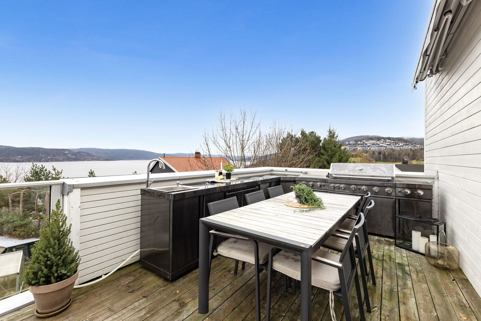 Fyr opp grillen, gjør klar utekjøkkenet og inviter venner og familie til sommerfest og hygge. Galleribilde