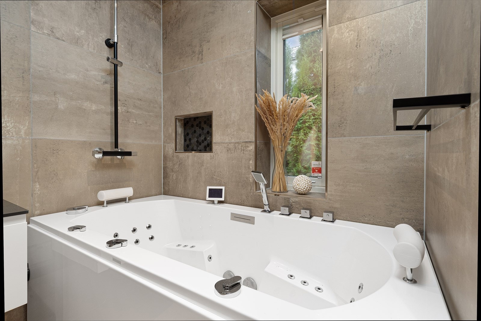 Herlig boblebadekar med hånddusj og regndusjarmatur. Dette er en sikker vinner blant både store og små. Galleribilde