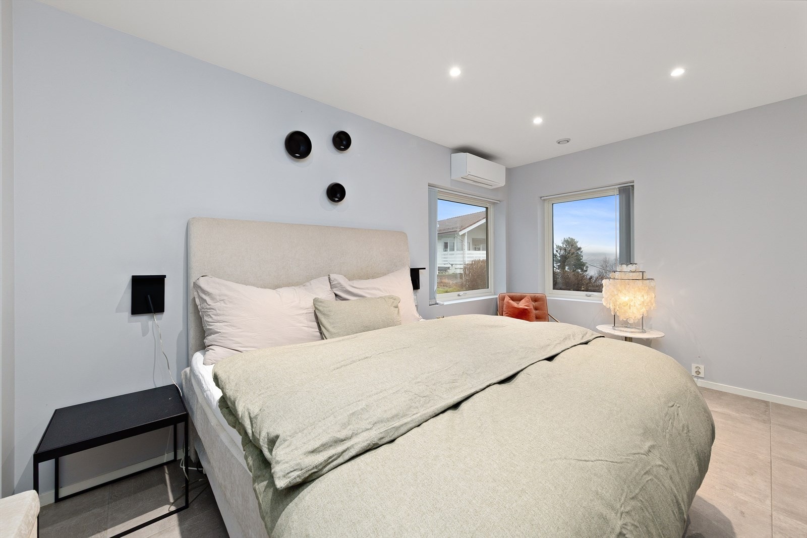 Hovedsoverommet har varmepumpe på vegg. Galleribilde