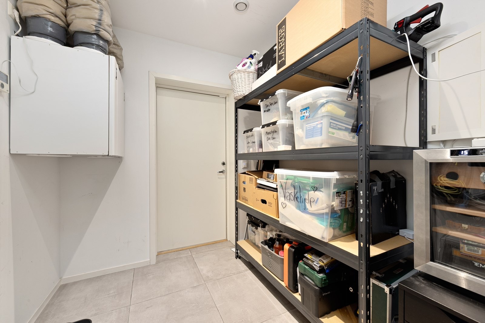 Praktisk innvendig bod med lagringsplass for diverse utstyr. Galleribilde