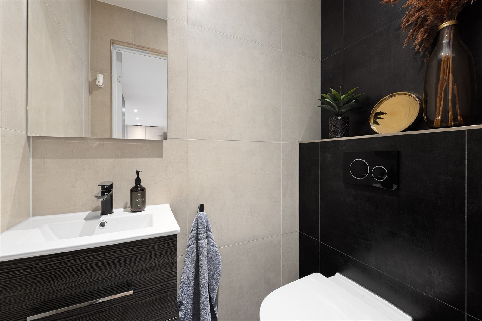 Praktisk wc-rom med adkomst fra spisestue/kjøkken. Galleribilde