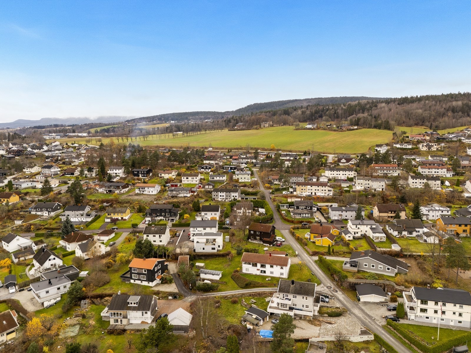 Røysjømarka byr på idylliske skogsturer og fiskevann, og fjorden med strand, bademuligheter og båthavn ligger rett nede i veien. Galleribilde