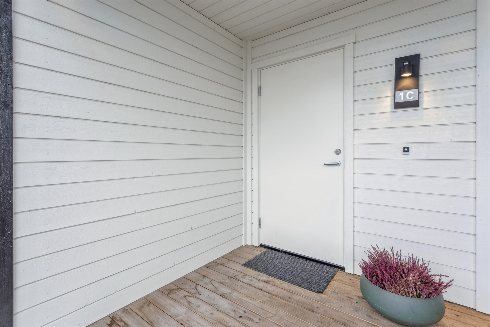 En solid, laminert ytterdør fører inn til boligen. Galleribilde