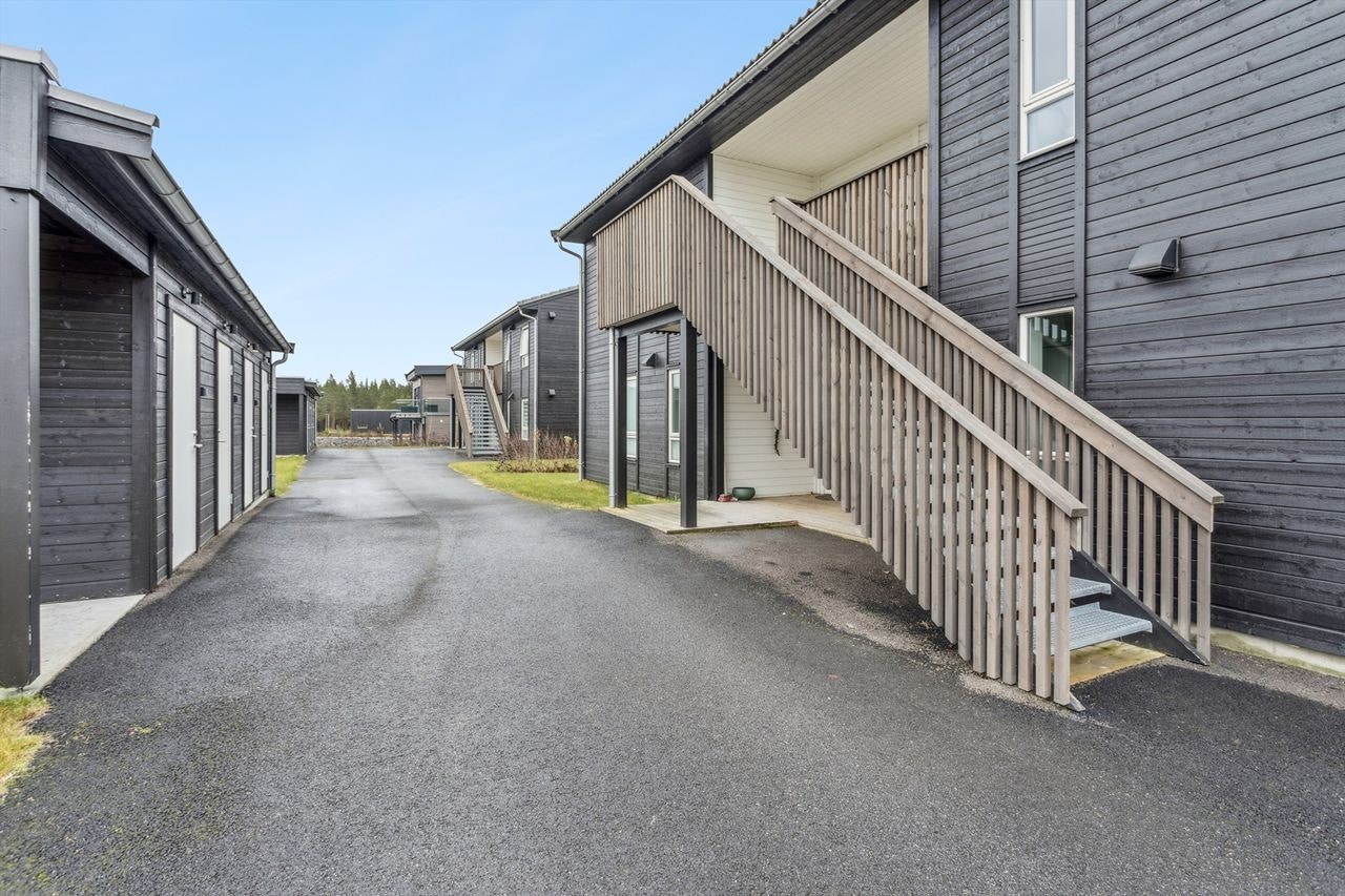 Rett ved inngangspartiet ligger en romslig sportsbod på 5 m² med innlagt strøm. Galleribilde